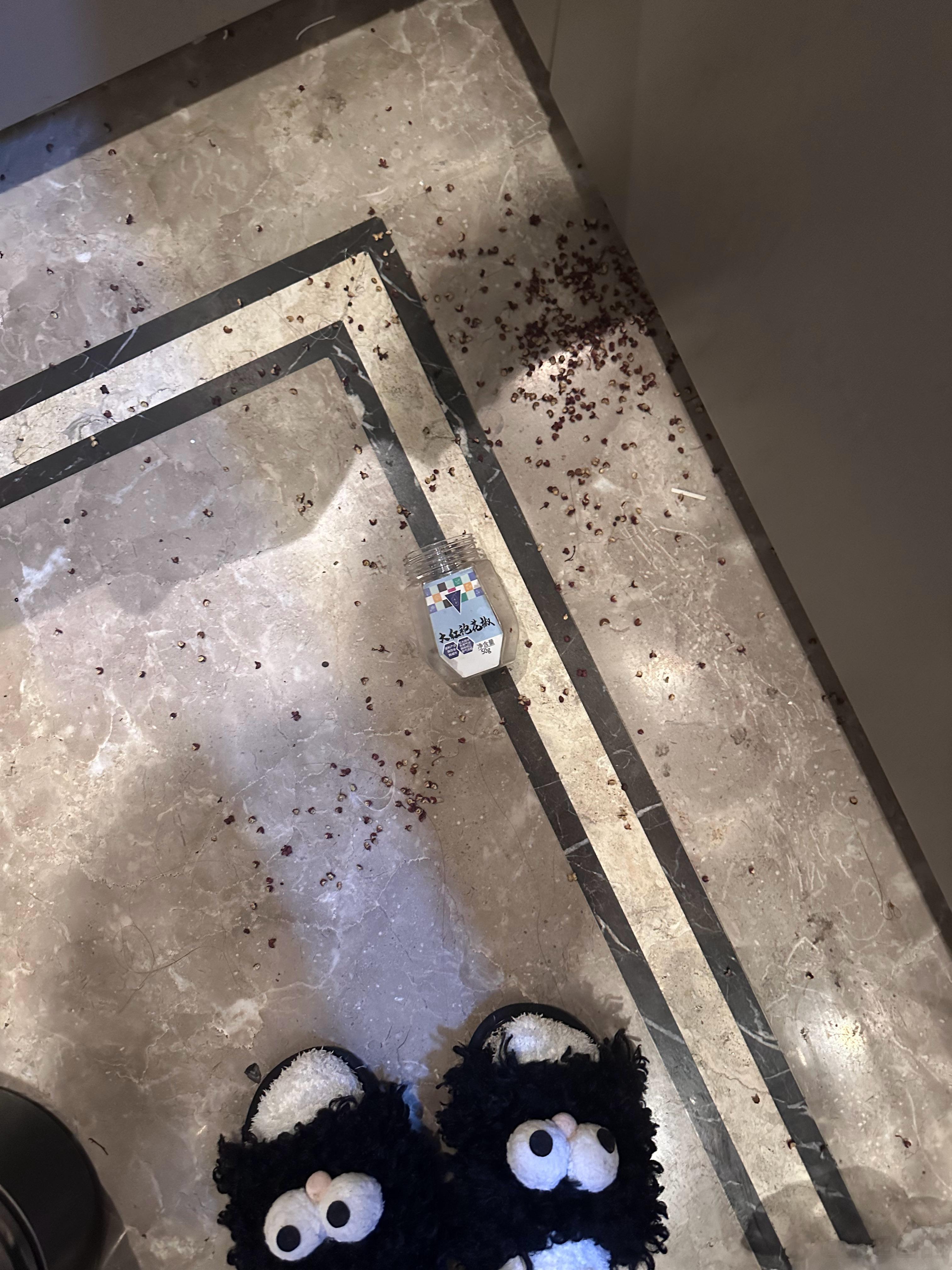 做饭的时候花椒撒了一地 真的逆天 ​​​