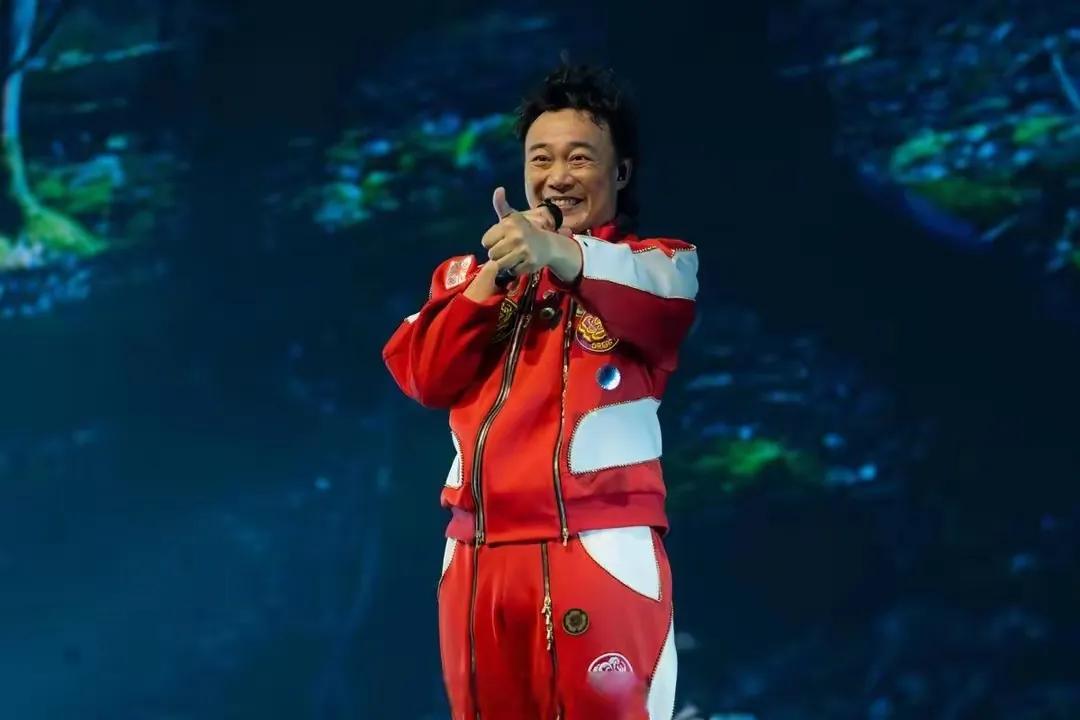 陈奕迅在新冠康复后首场演唱会上突发爆咳，如何在观众的热烈掌声中坚持完成表演？
陈
