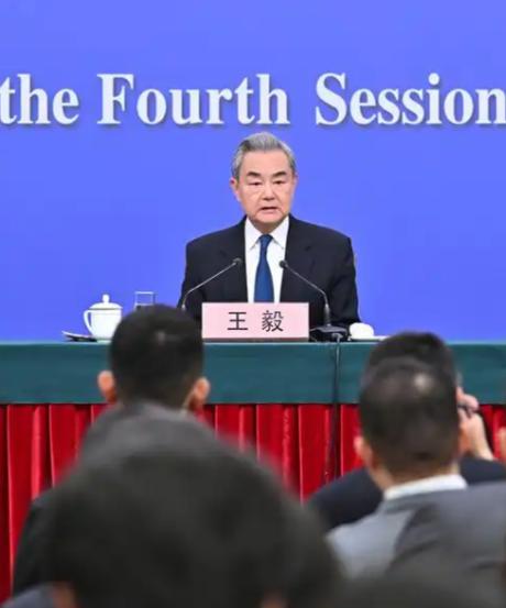 王毅外长73岁还没退休，位居副国级，奔波在外交一线，最新近照让人敬佩，岁月不饶人
