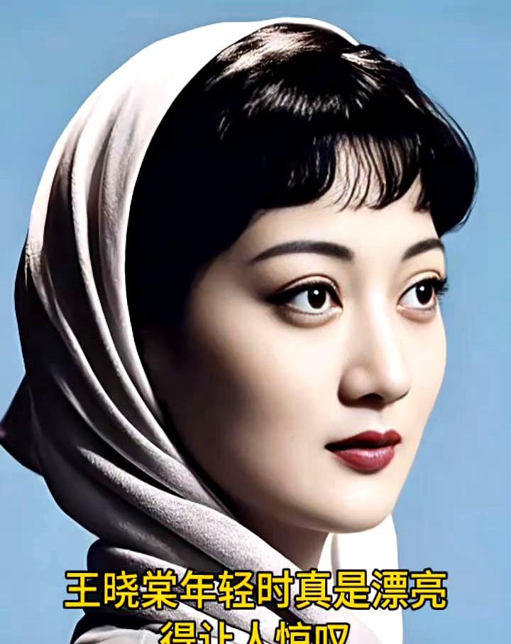 王晓棠年轻时真是漂亮得让人惊叹。
 

我总觉得，那样的美里是藏着一股劲儿的。