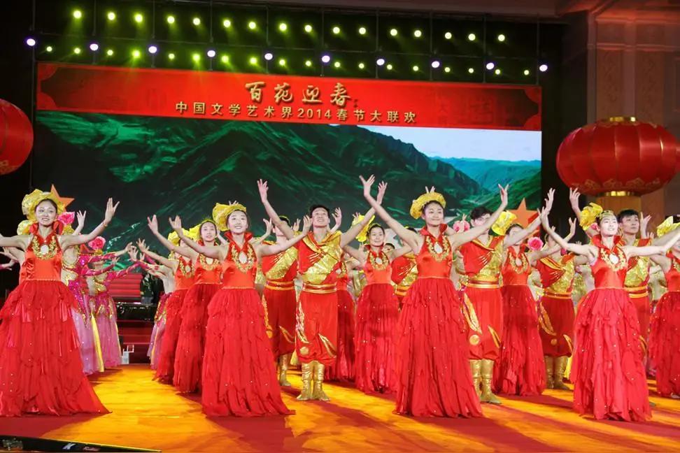 看完恒大美女们的表演，我承认：我确实是个没见过世面的土包子。
 
刷到恒大昔日名
