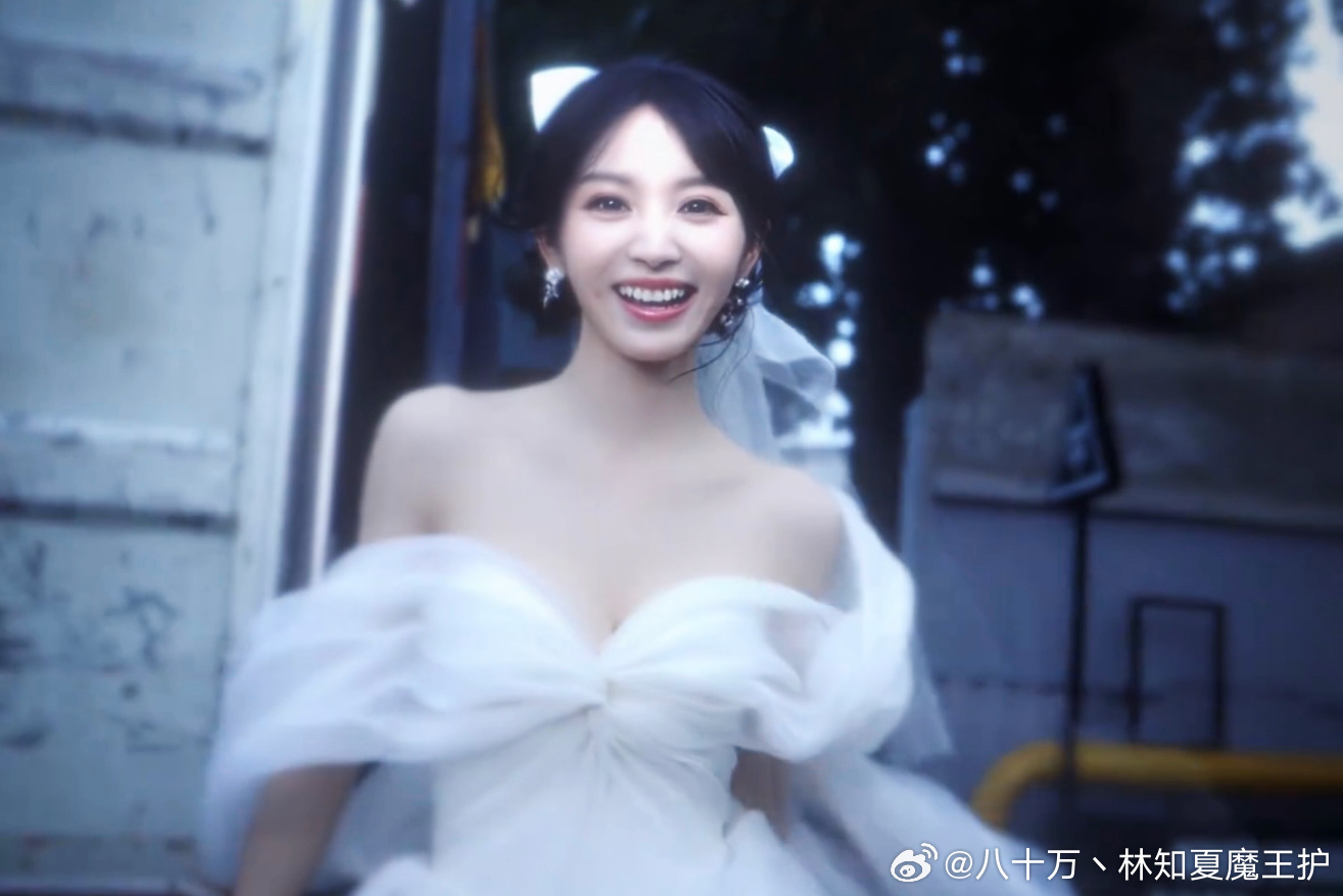 我只想说小田穿婚纱的样子，美爆了！！！田曦薇