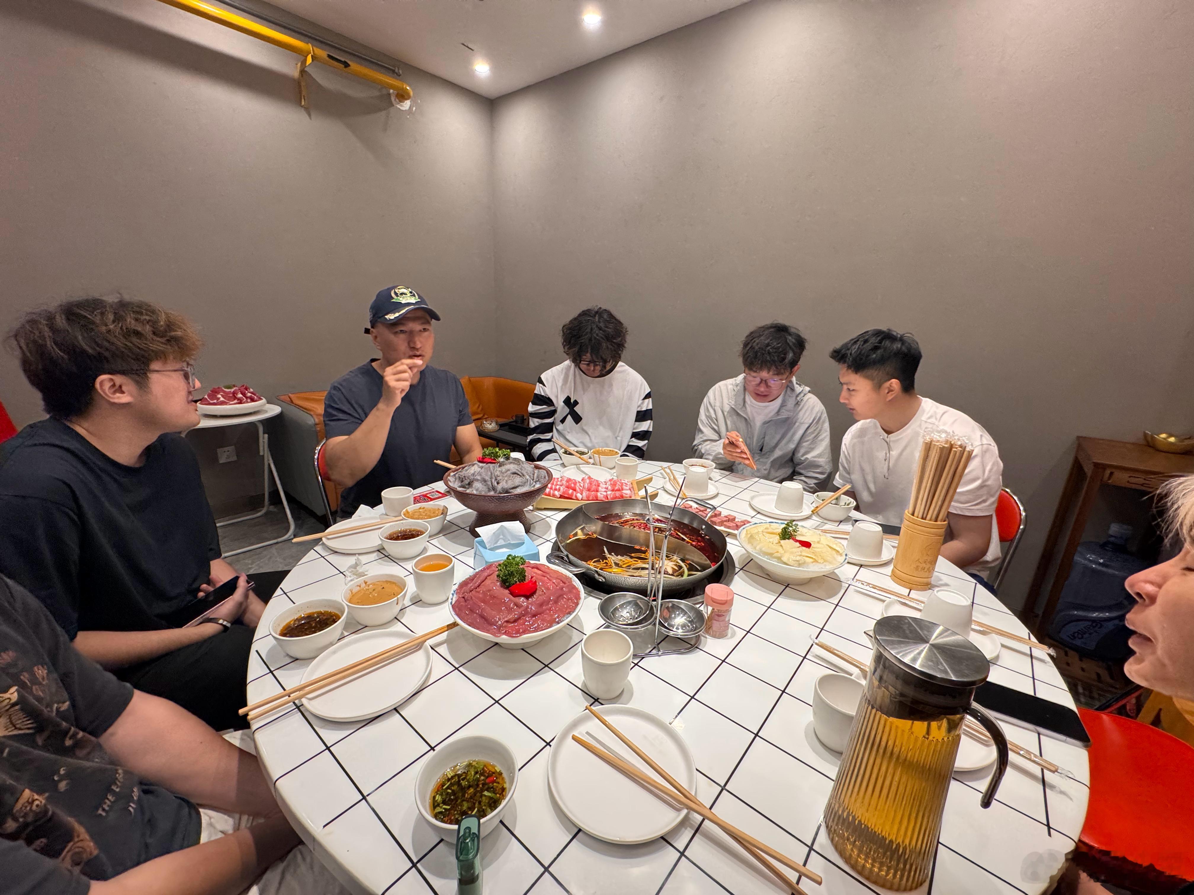 老火鸡中午请大伙吃火锅，让我们祝他生日快乐！！有没有新粉，猜猜老火鸡今年多大？