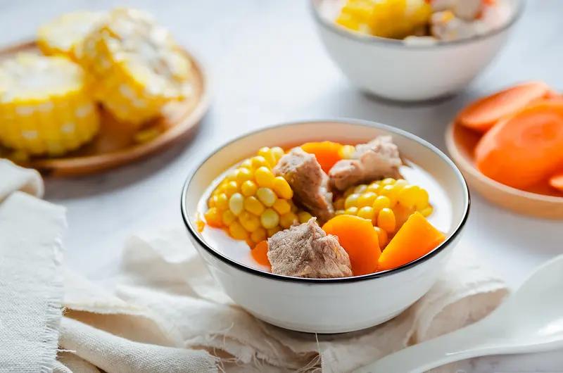 今天必须晒下我的美食！考虑到冬至到了，正是养阳的好时候，我做了萝卜玉米排骨汤。这