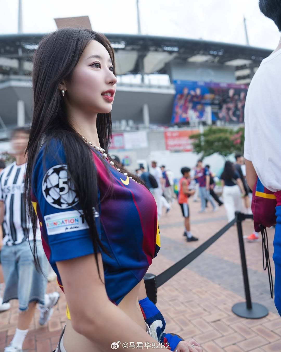 小姐姐身穿巴塞罗那球衣观看比赛。 ​​​