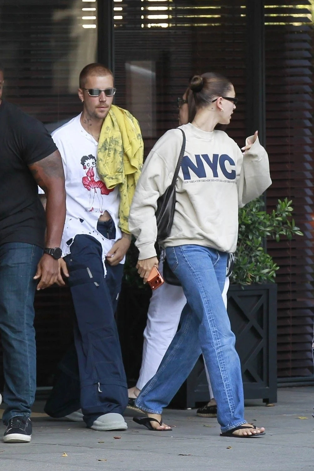 Hailey Bieber和丈夫Justin Bieber 15日洛杉矶外出就餐