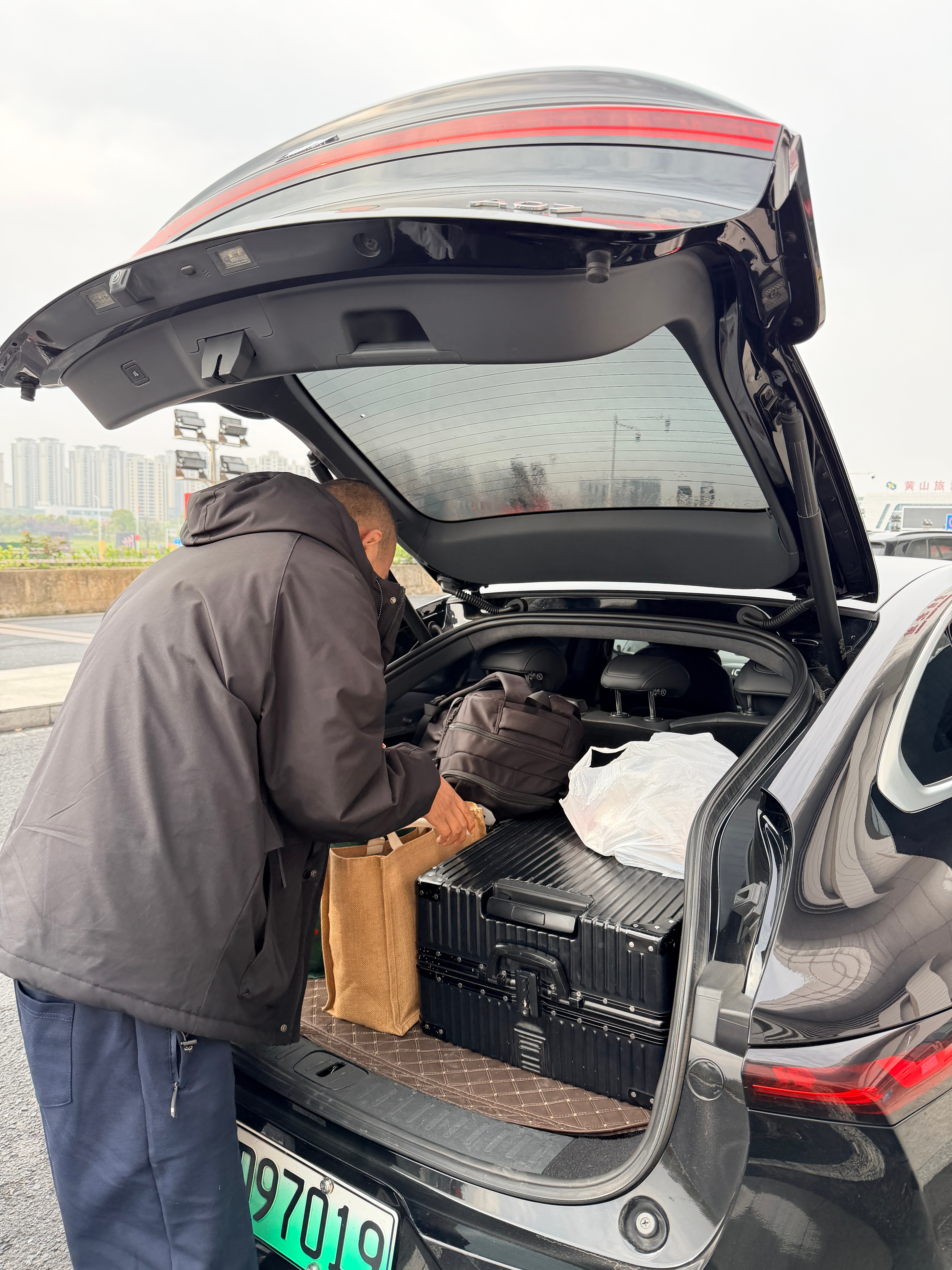 以往从老家拼车去高铁站都是SUV今天突然来了辆轿车还真有点不习惯主要是我这30寸