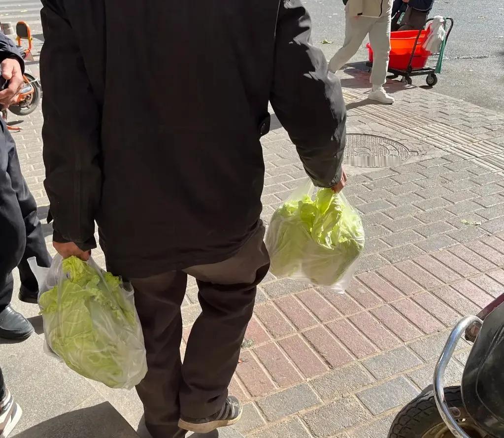 50岁以下的都猜不到这四颗白菜多少钱，年轻人已经不懂真实的生活，油盐酱醋的价格了