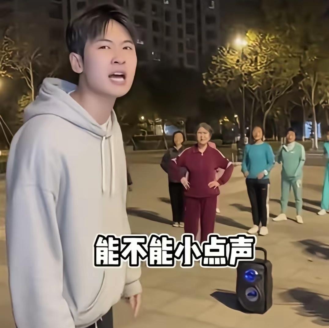 你能想象吗？深夜11点，本该静谧的广场，却爆发了一场激烈冲突！

小伙子被楼下广