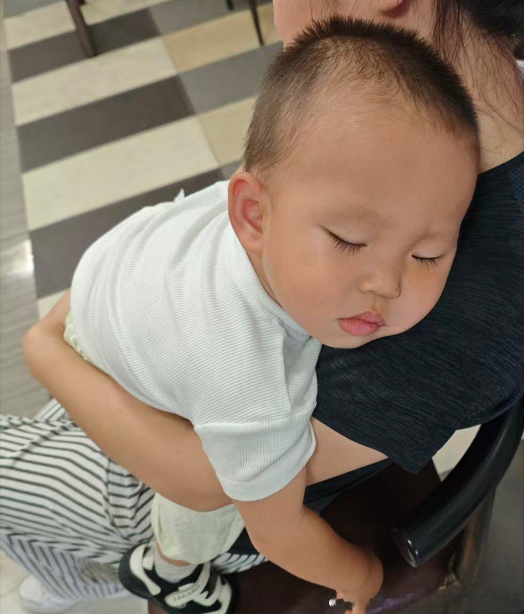 今晚这个闪电打的好像孙悟空在大闹天宫我和黛玉一边一个观摩小孩睡觉他说真想把他豁楞