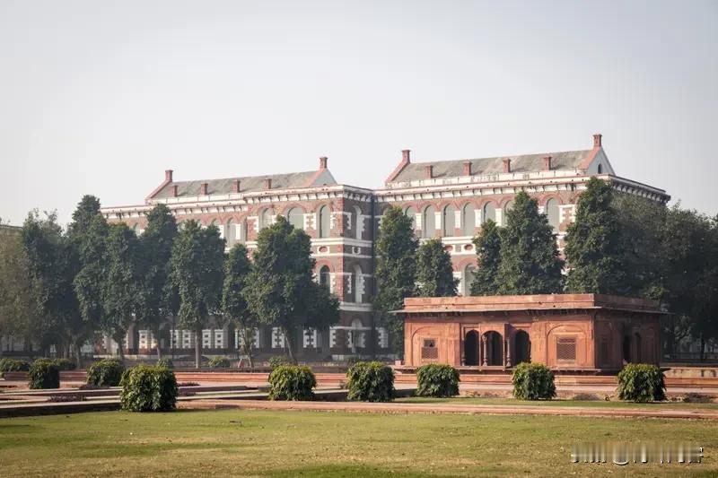 印度在国际交往里的角色挺复杂。一方面，它是南亚大国，在地区事务中有重要影响力，像