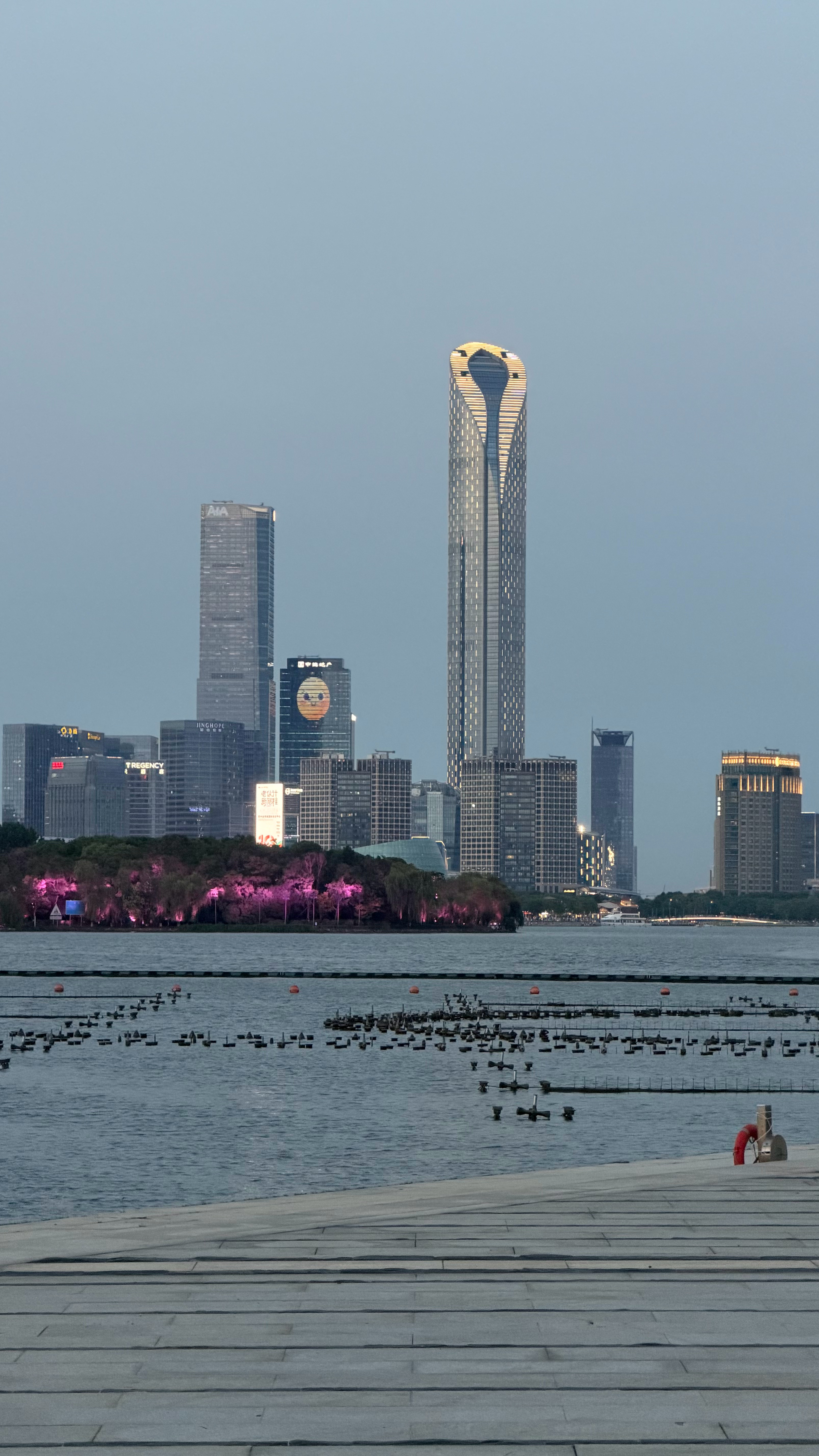 第一次排队到大马路上了 凑个热闹 苏州