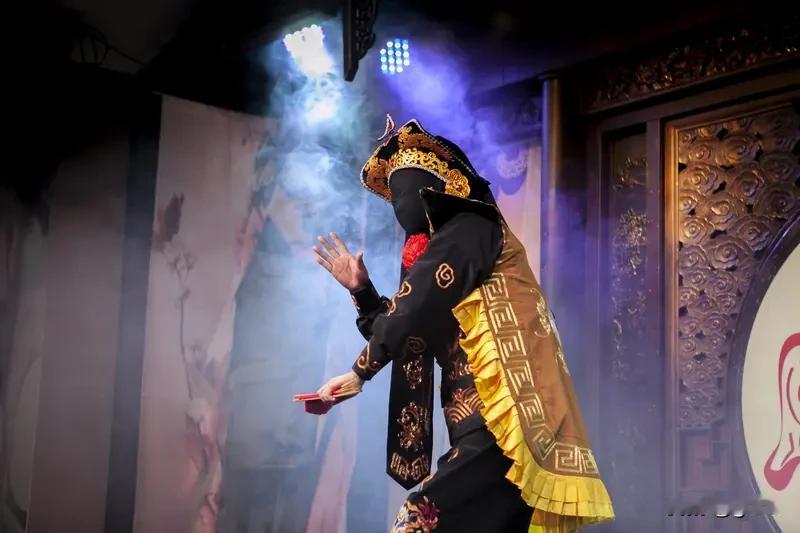 表演节奏混乱，让观众感觉有些摸不着头脑，有点醉生梦死的感觉，没有正能量。