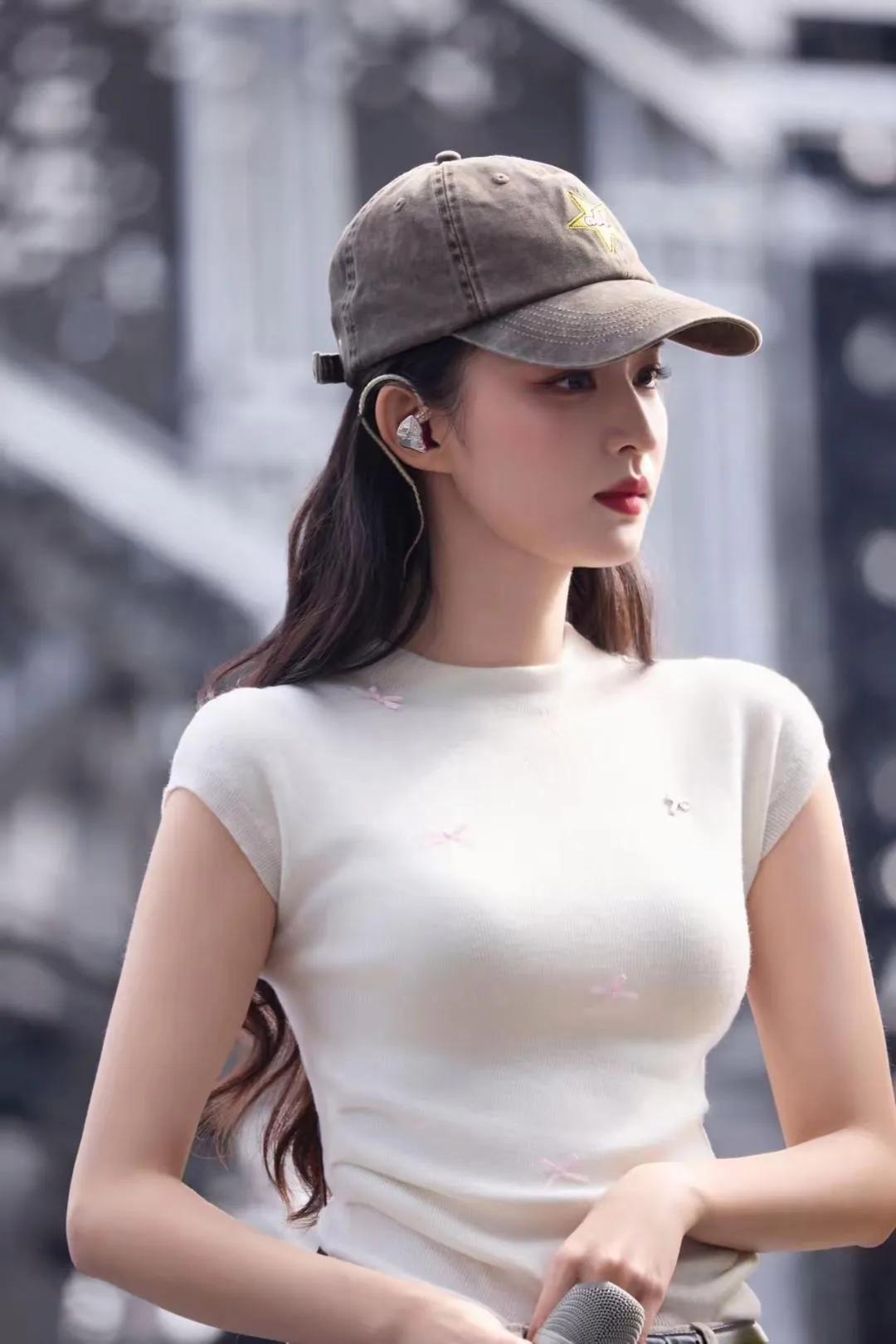 王楚然的侧颜，美得像一幅画！
 
简单的白T和棒球帽，被她穿出了清冷高级的氛围感