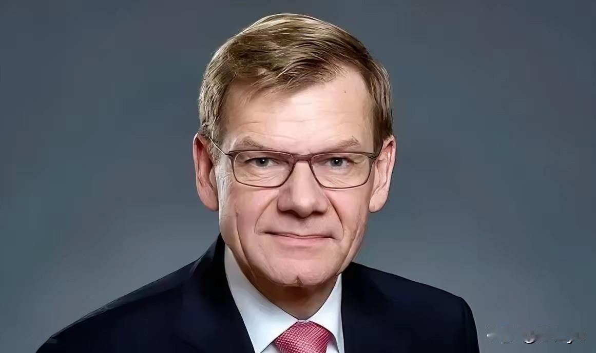 ​近日，德国外长瓦德富尔称：德方虽坚持一个中国政策，但政策具体内容由他们自行解读