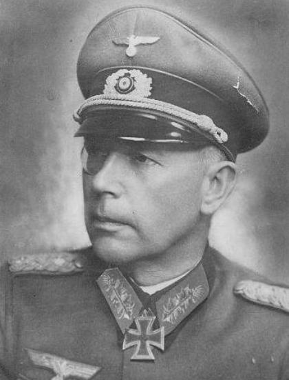 1944年冬春之交的乌克兰，一队苏军士兵正在打扫战场。突然，一具德国军官的尸体引