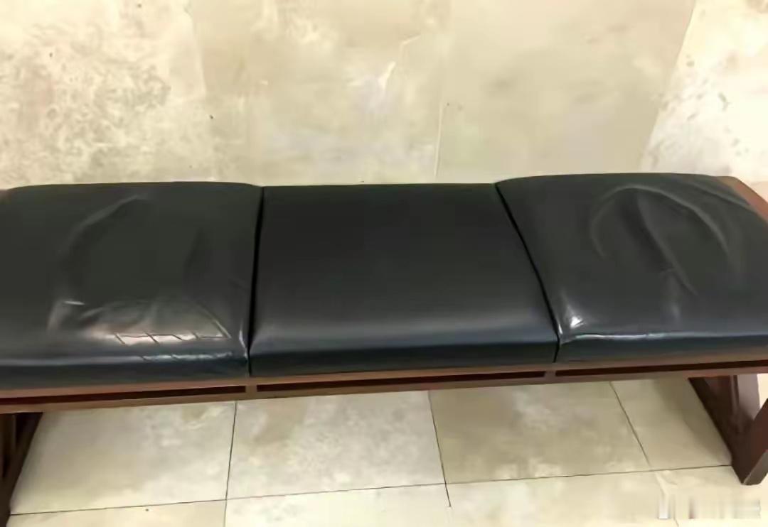 这是离婚登记处的凳子？ ​​​