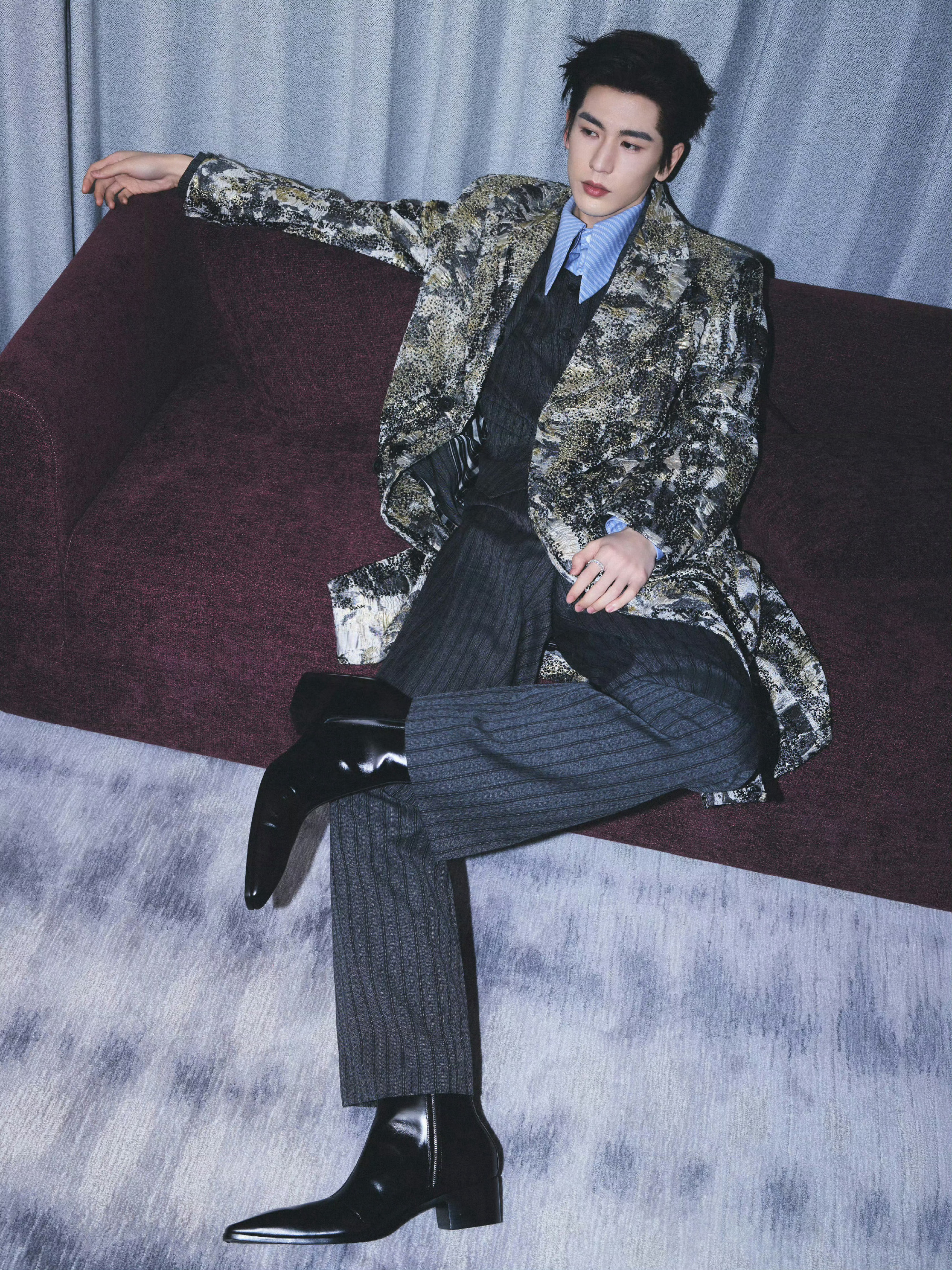 这造型师加鸡腿！帅出新高度不说，气场直接拉满，张凌赫颜值实力双在线，谁看了不迷糊