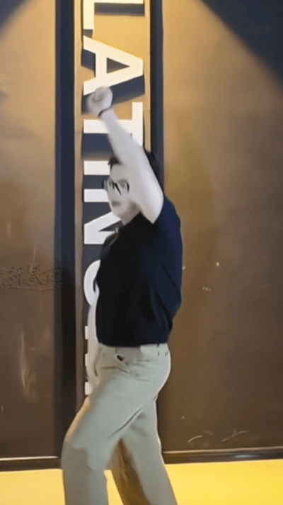 贺峻霖要带酷滕上楼了吗 酷滕这孩子主打一个温柔体贴，全程小心翼翼生怕踩到一点雨爱