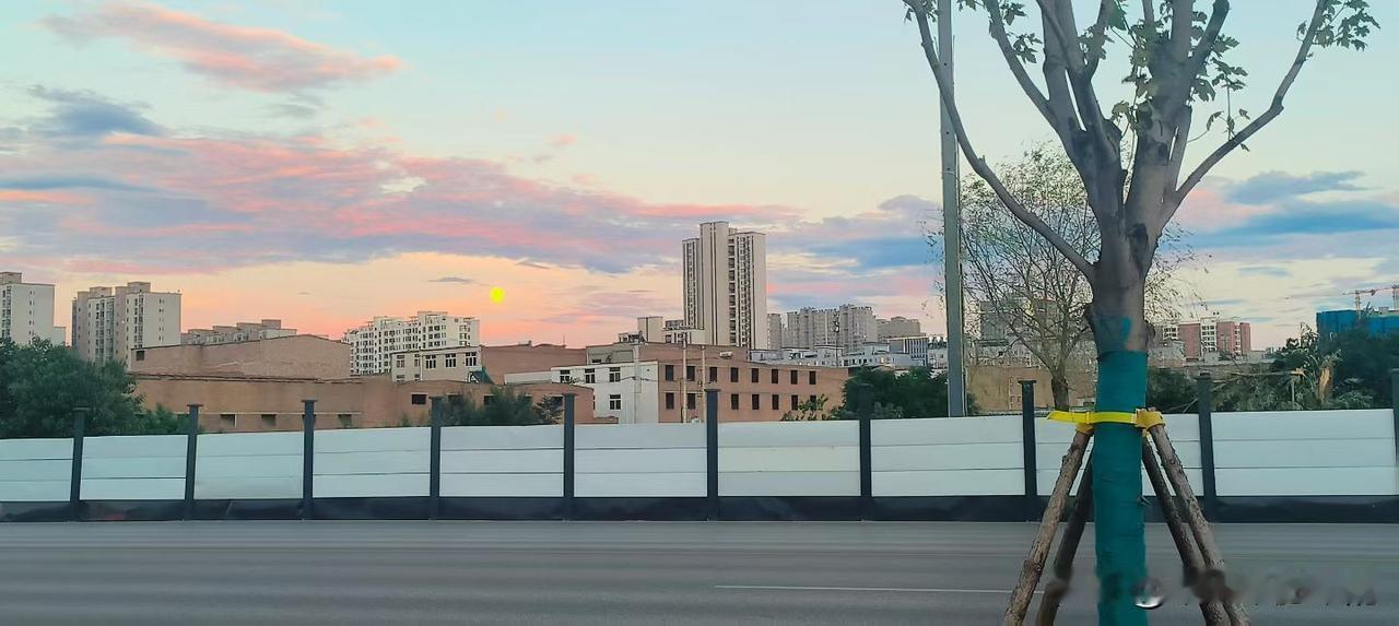 晒图笔记大赛 夕阳西下，城市天际线，静谧与繁华交织。