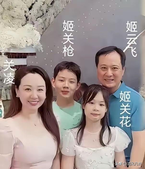 1993年，11岁的关凌认识了28岁的姬云飞，整整17岁的年龄差，所有人都觉得俩