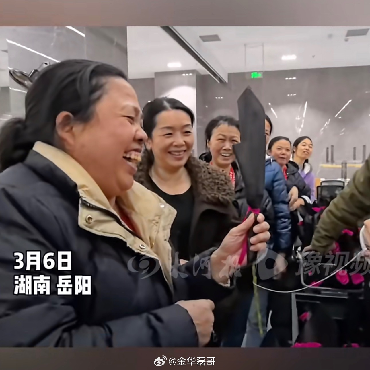 女子妇女节抽中月薪翻倍奖真正的尊重从不是口号，而是实实在在的心意。鲜花、奶茶、温