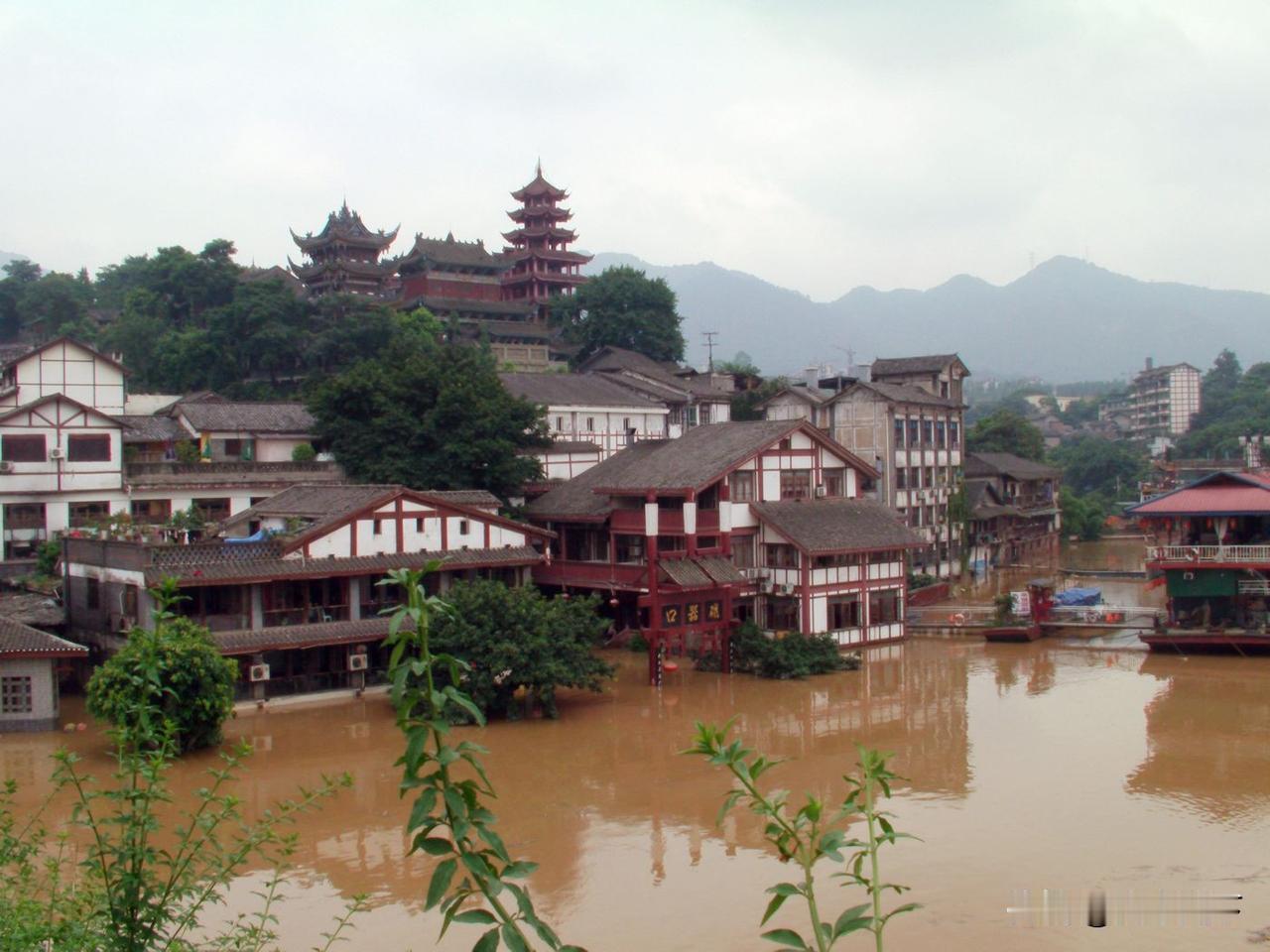 2012年7月下旬嘉陵江涨水时的磁器口，每次遇到涨水，地势较低的地方就会被淹，遇