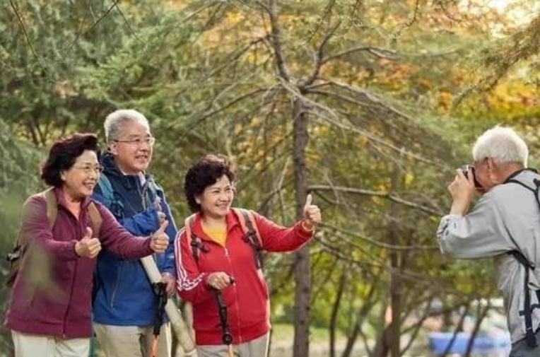 据了解，澳大利亚有一批华人，原本都是国内体制内的退休人员，五十岁时来到澳大利亚，