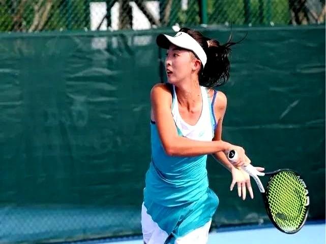 20岁姑娘把排名打回295位

决胜盘第五局，王佳祺蹲身把球拉到对手反手死角，张