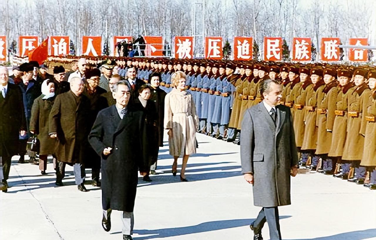 1972年2月，尼克松访华时准备游览西湖，美方特工突然向尼克松报告：“湖里有水雷