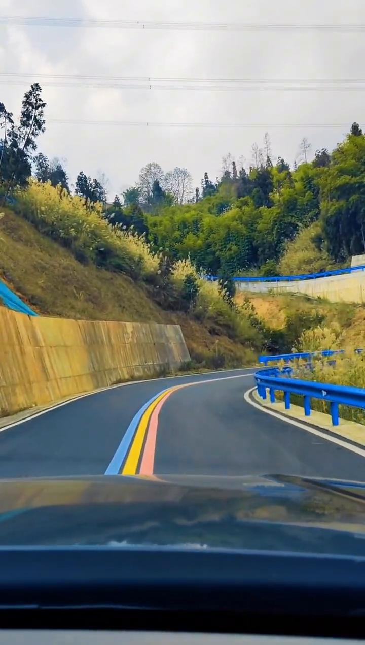 这儿拍手机可能视频可以，这个环境也有，这个路严的时候是不准超车的才合适。这个旅游