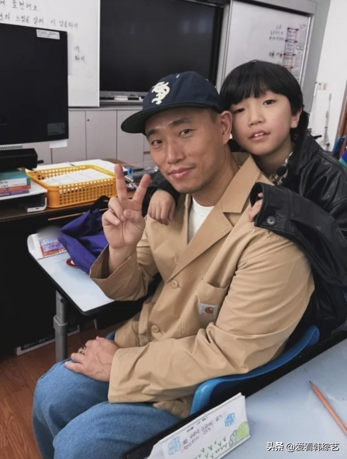 17日，歌手Gary在自己的Instagram上传了照片，并写道“家长参观课程，