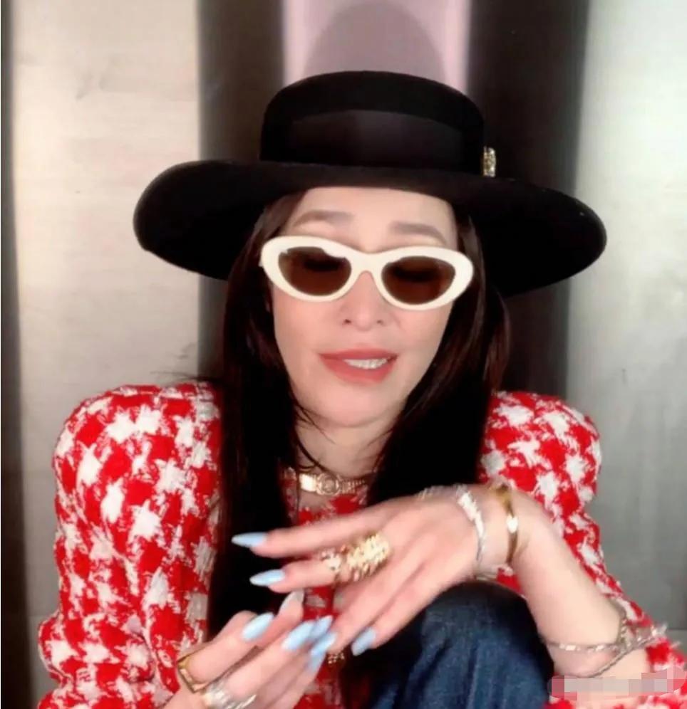 天啊，萧亚轩怎么变成这样了？
44岁的萧亚轩跟粉丝拜年，声音沙哑，说话有气无力的