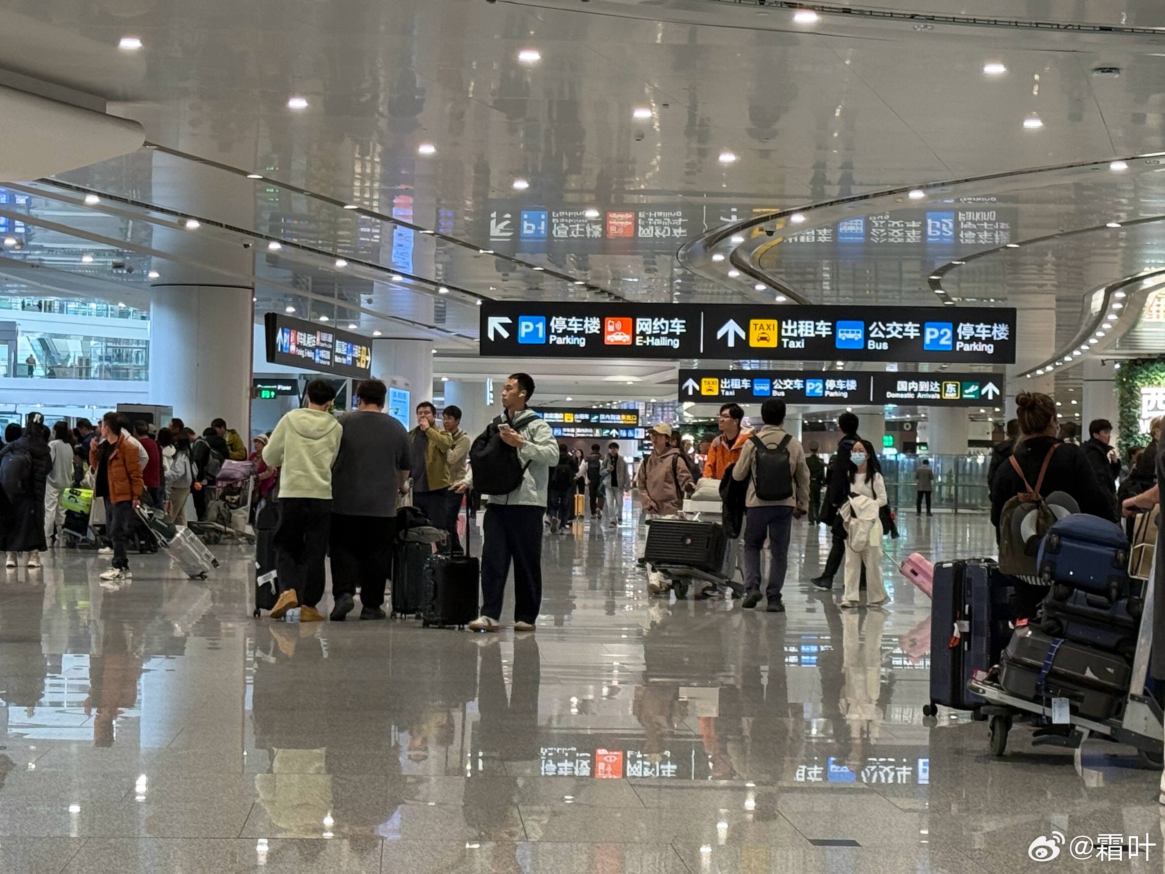 等人！我等的人，她在多远的未来…半小时前就说落地，咋还没出来？可见机场很大