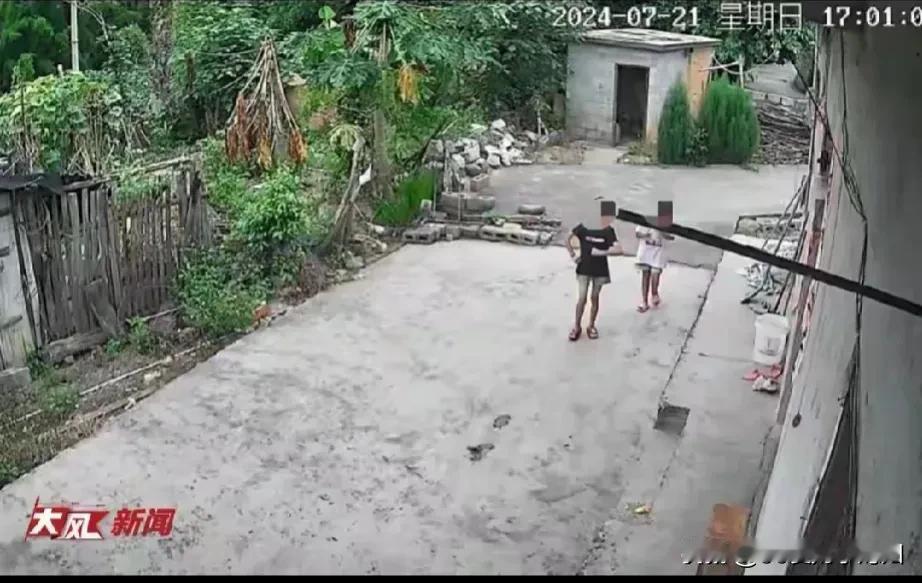 广西百色，7个月大男婴在家中熟睡，邻居两个女孩，趁男婴母亲不注意，悄悄抱去玩了，