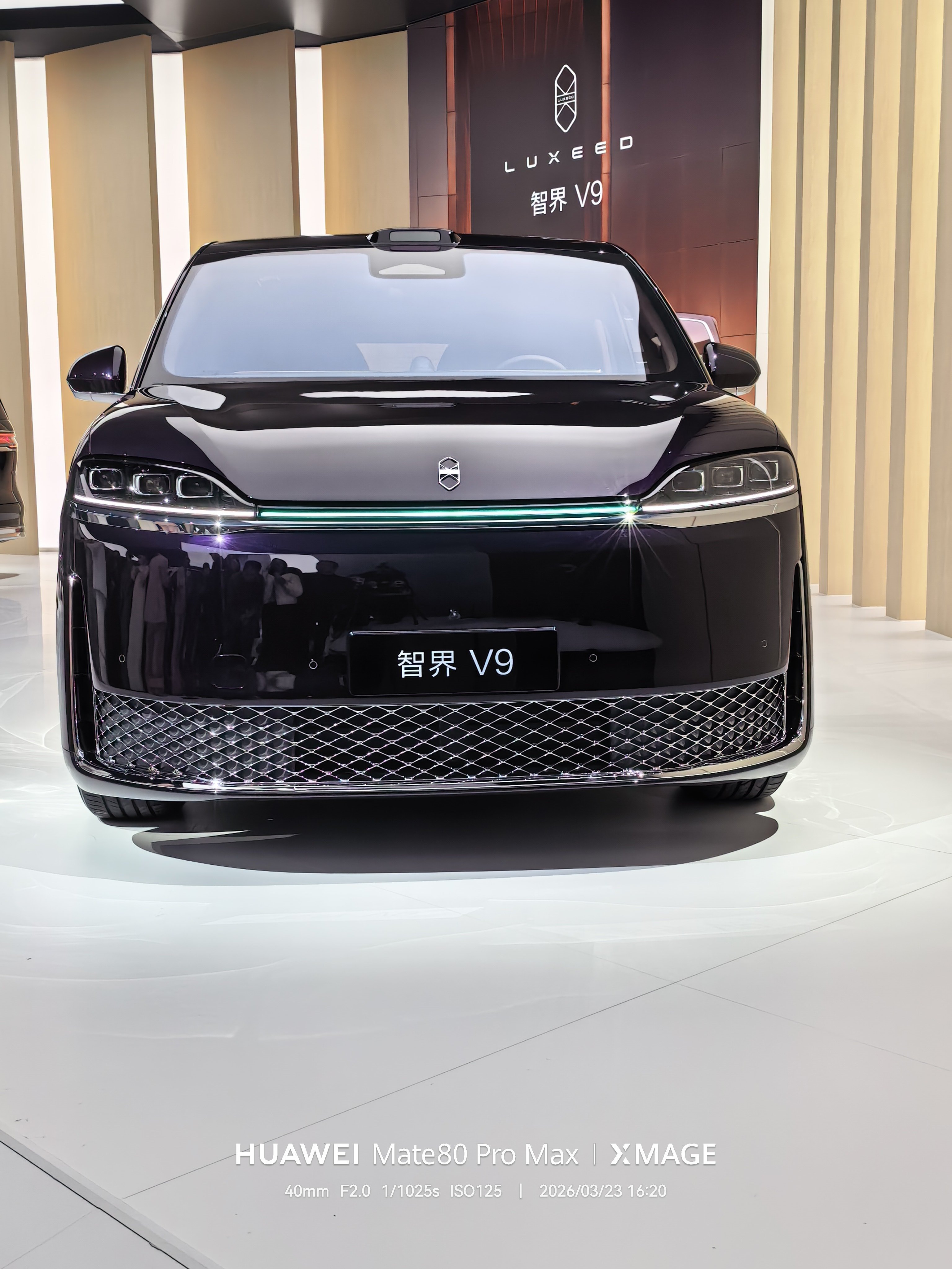 人山人海围观啊😦用出洪荒之力挤到前排，帮各位总裁看过智界V9了——帅到不敢多看