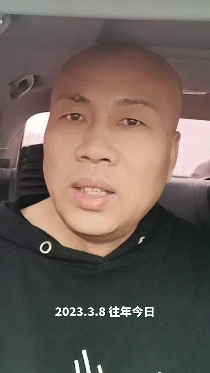 你知道为什么部队的床单是白色的吗？因为活着时我们睡上面，牺牲后就睡下面。这看似简