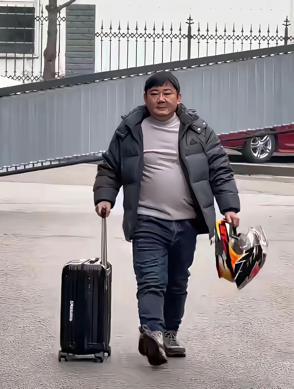 初中毕业文凭压在桌角，张雪手里的扳手还沾着机油，可他刚让中国机车发动机在WSBK