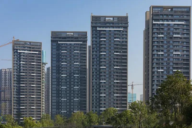 男子买34层住宅收房时发现只建到32层 买房本来是件高兴事儿，可有些开发商却特别
