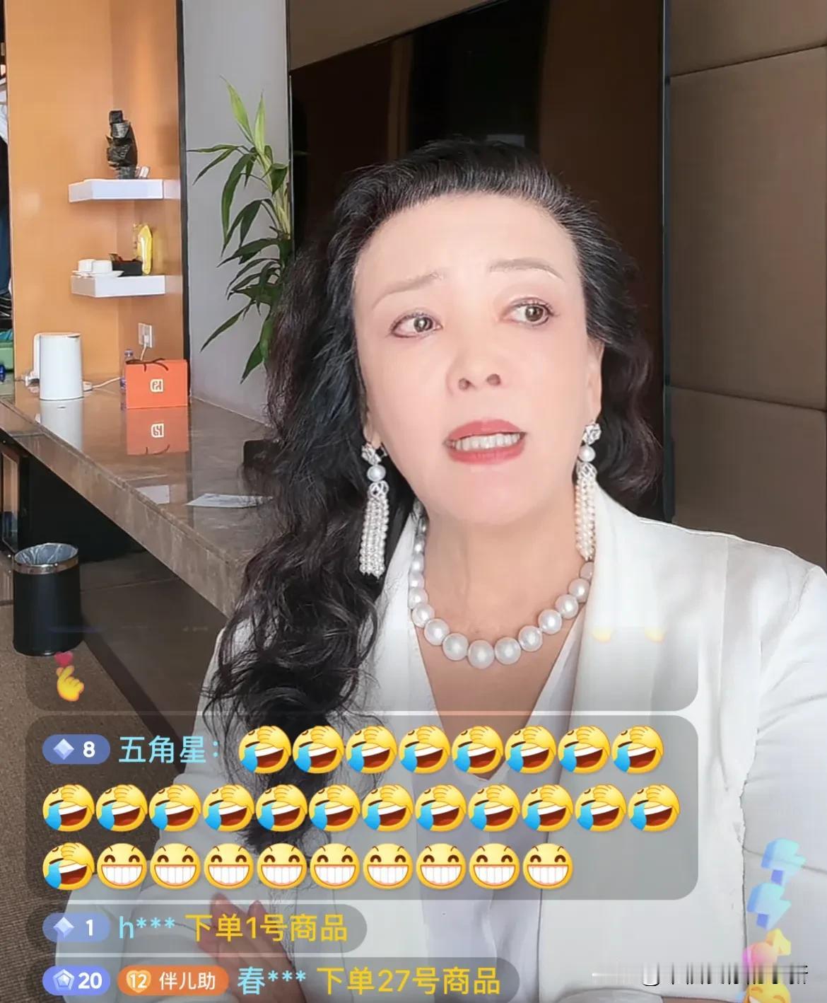 有人告诉张兰小杨阿姨直播了，张兰让大家多支持小杨阿姨，小杨阿姨就是小霖霖和小玥玥