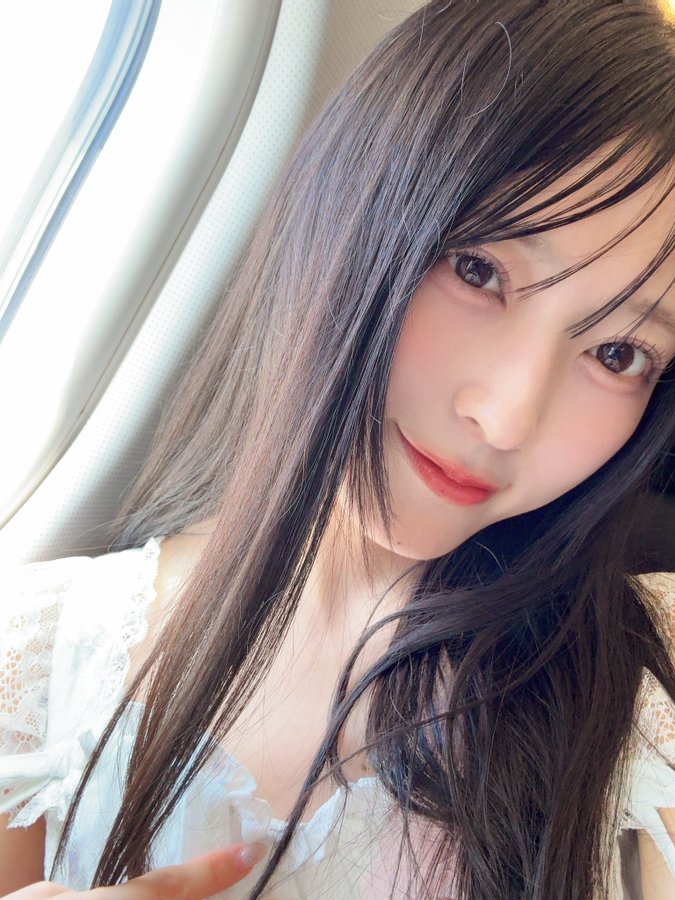 【推文】AKB48佐藤绮星八木爱月 我喜欢坐飞机时能看到风景的靠窗位置🌟🌙 