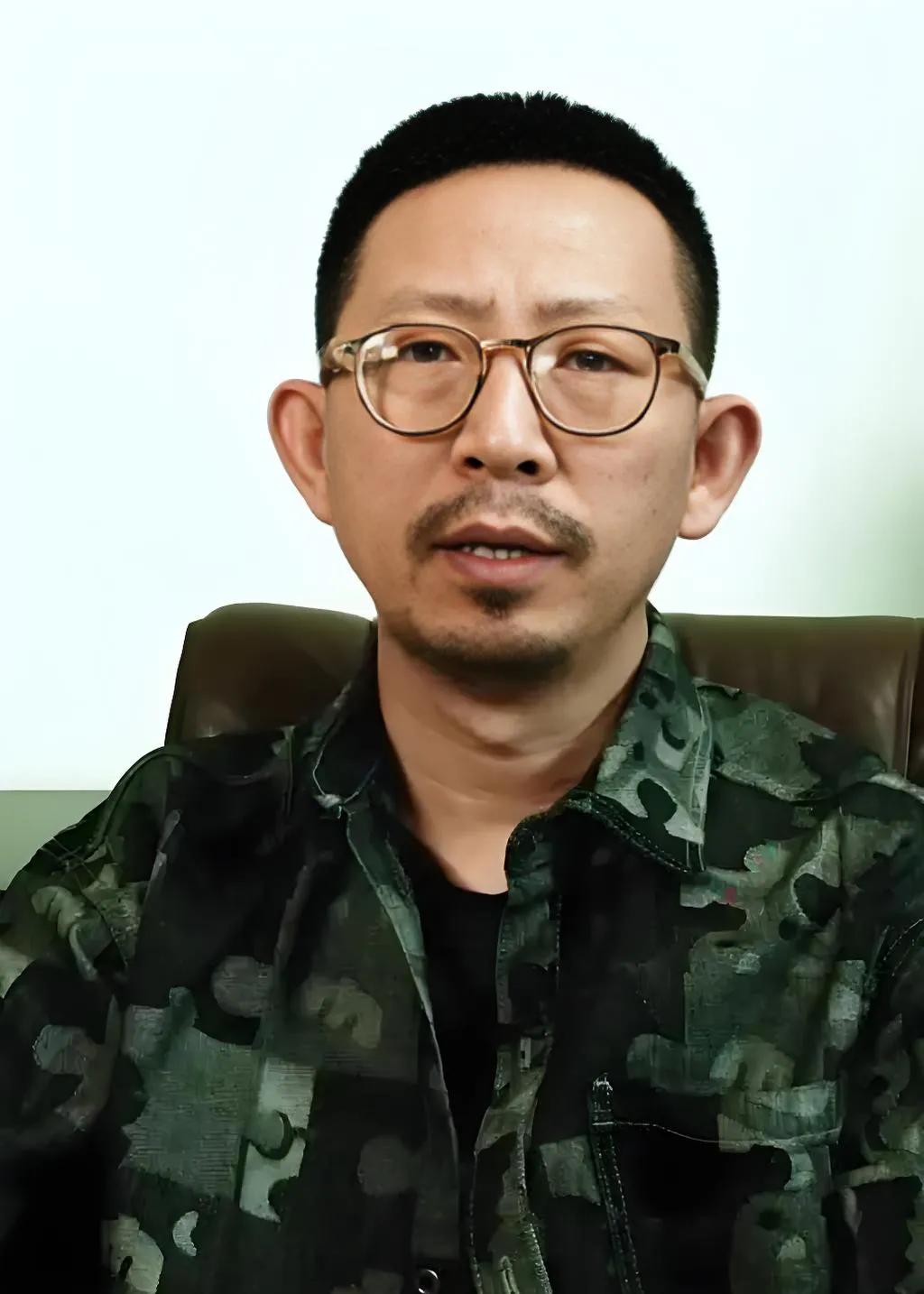 丁太升这个人到底是做什么的，
只记得他评过刀郎和海来阿木的歌很土。
今天刷到他的
