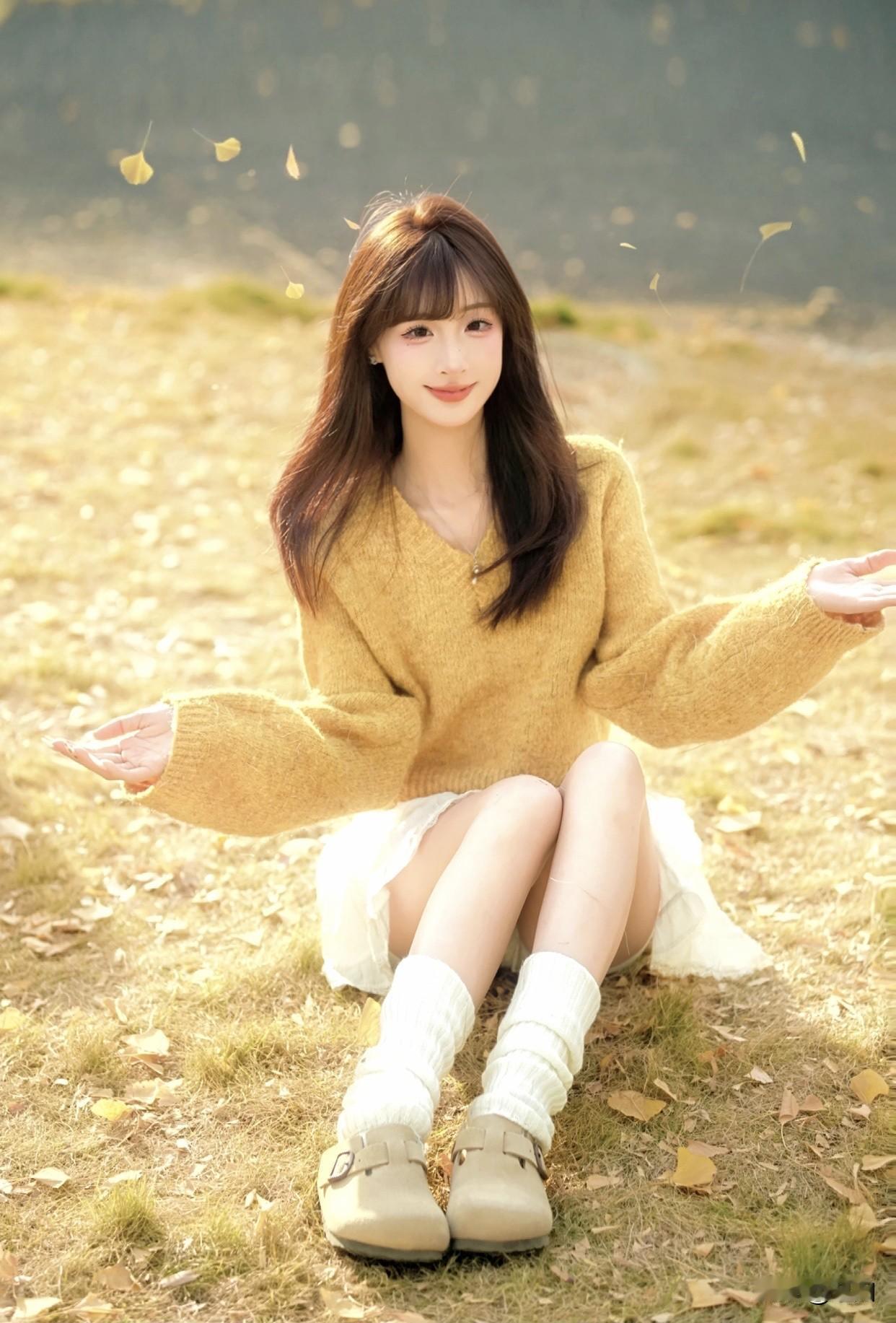 还有淡黄针织短袖配米白百褶裙，也是户外温柔穿搭的典范。淡黄与米白经典清新，针织短