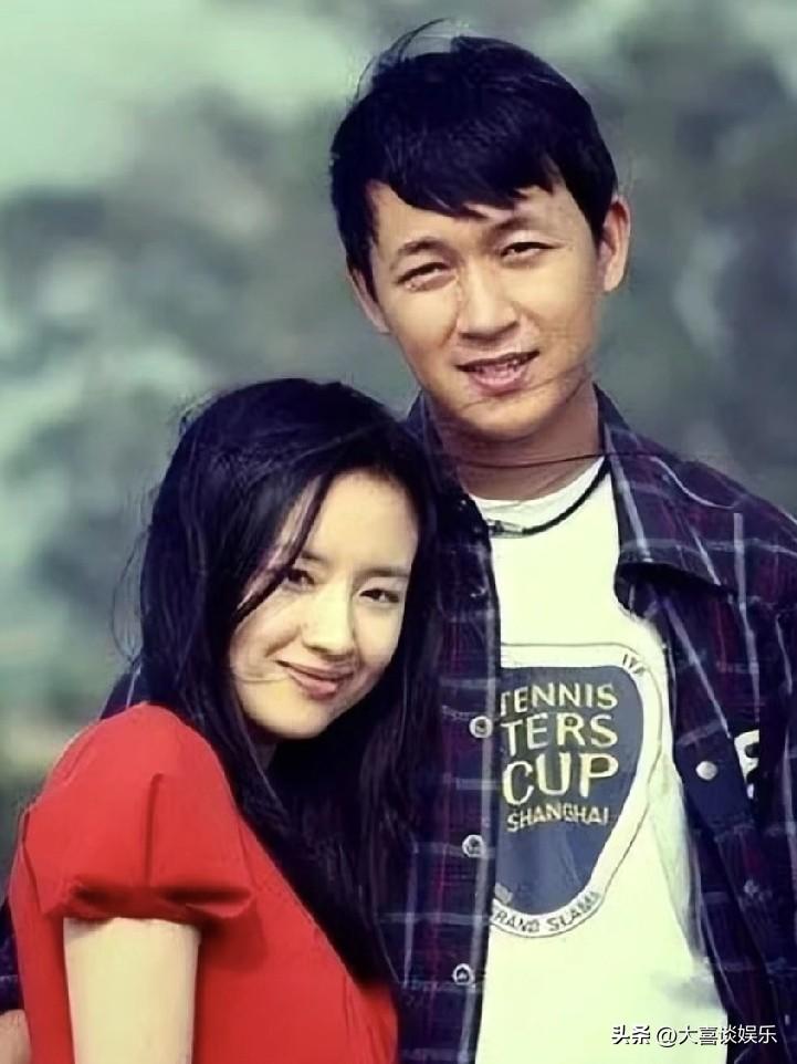 51岁潘粤明，晚上睡觉都得乐醒。

和董洁离婚后，又重新找到了爱情，低调再婚，儿