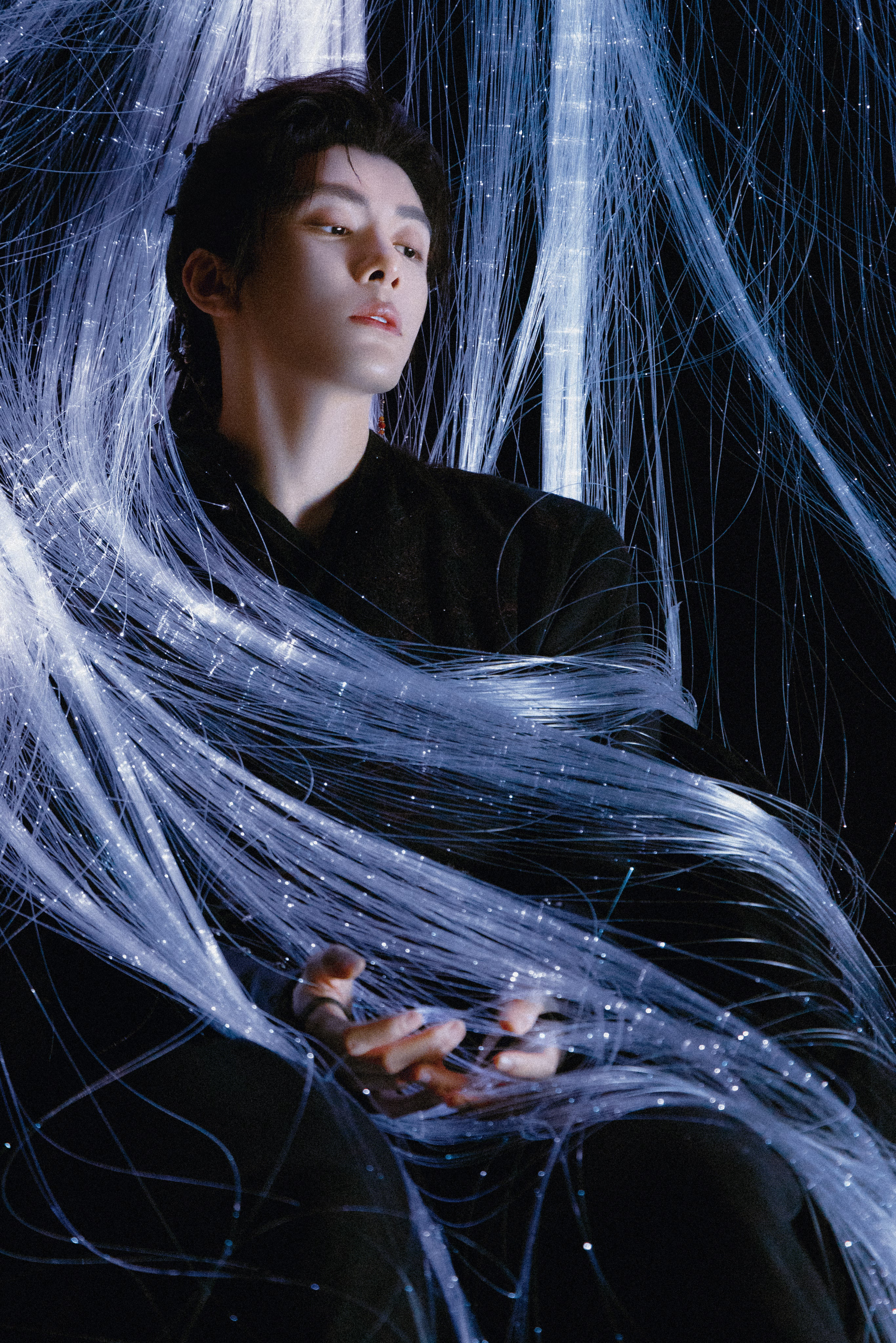 朱山尽被指控抄袭了，直接用大号收藏人家的素材，然后给明星拍摄武侠主题写真的时候直