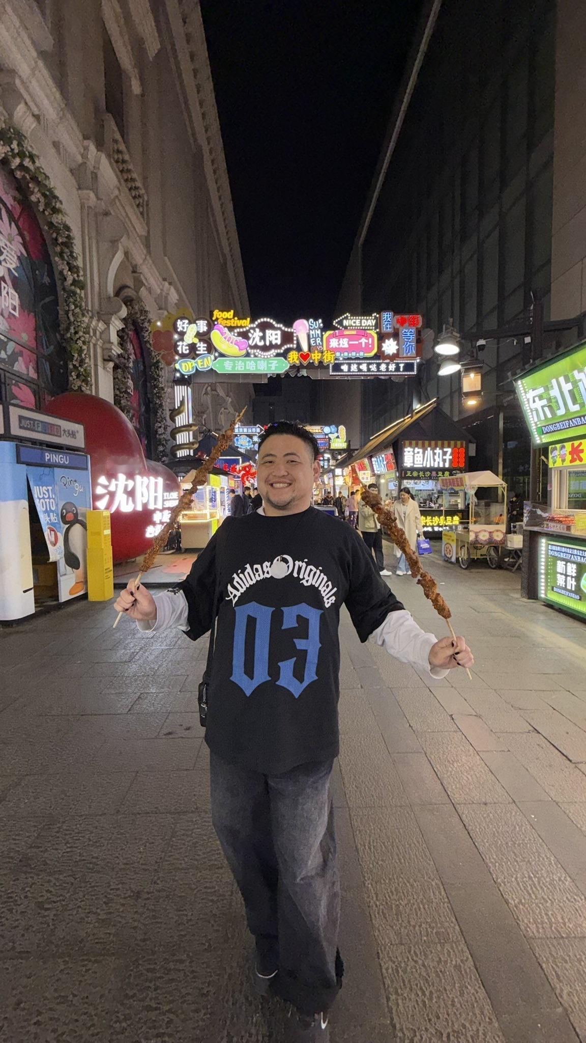 美国华裔男星 Joella 回中国沈阳旅游，吃羊肉串。