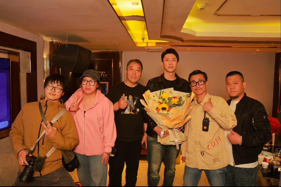 黄景瑜︱《罚罪2》︱杀青合影大合影里没有鲸鱼，不用找了 