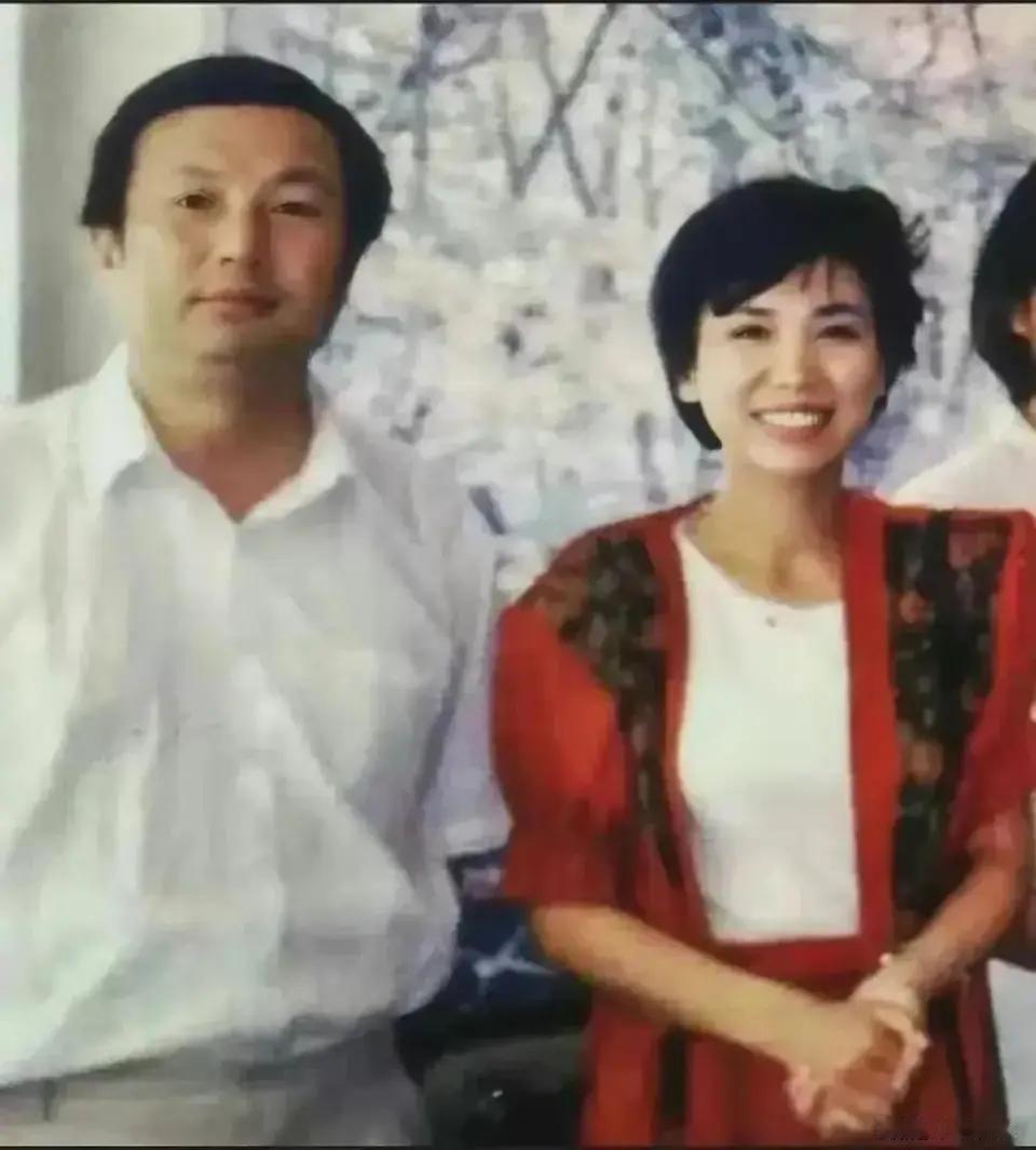 孟晚舟的母亲孟军是原四川省副省长的女儿，孟军看上了贵州农村孩子大学生任正非，俩人
