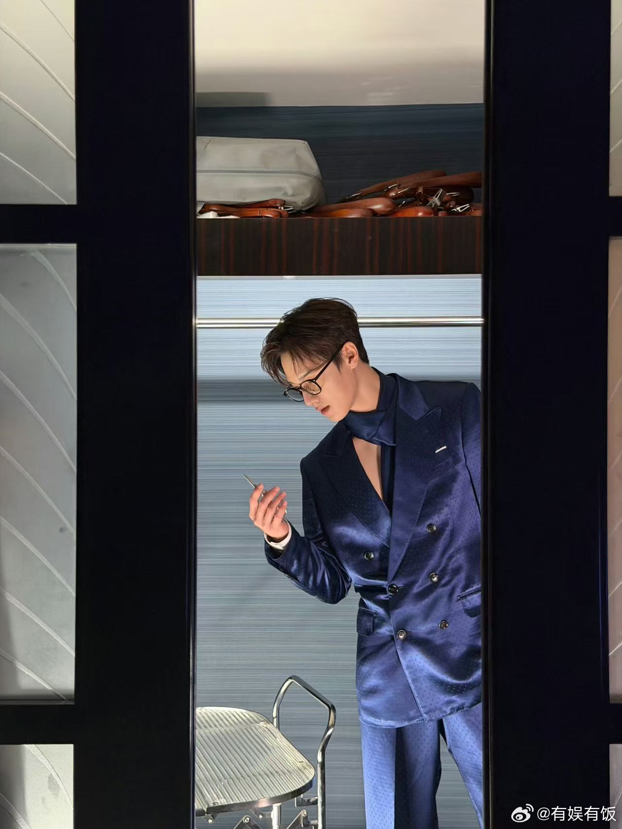 李昀锐蓝色深v西装李昀锐蓝色v领西装李昀锐蓝色深v西装，哇塞， 