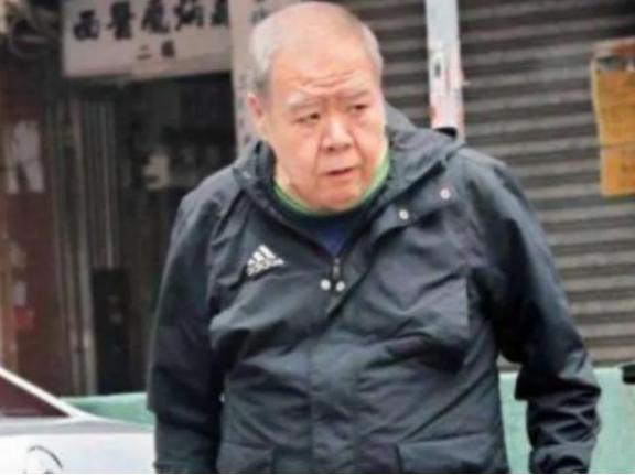 1993年，郑则仕公司破产，欠下8000万外债，走投无路之际，他给昔日好友周润发